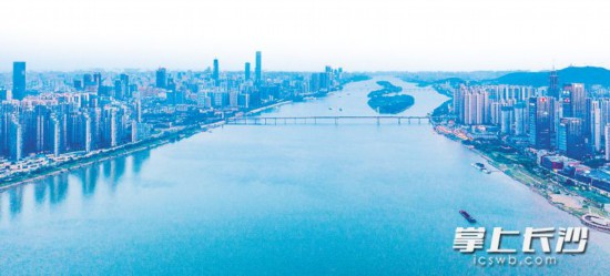 长沙拥有秀美的山水洲城面貌、深厚的湖湘文化底蕴、澎湃的发展动能、向善向美的市井人情。本版图片除标明来源外均为长沙晚报全媒体记者邹麟摄