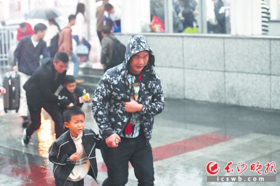 17�����磬��ǿ�����Ӱ�죬��ɳ���������½����ڳ�ɳ��վ�㳡�����еĳ˿Ͳ��ĴҴҡ���Ϊ��ɳ����ȫý����� ���� ��