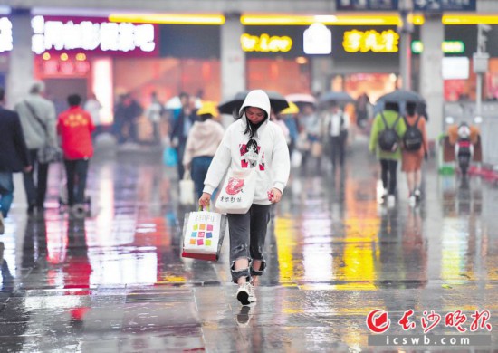 ����17�����磬��ǿ�����Ӱ�죬��ɳ���������½����ڳ�ɳ��վ�㳡�����еĳ˿Ͳ��ĴҴҡ���Ϊ��ɳ����ȫý����� ���� ��