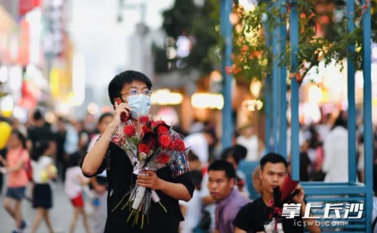 8��25�գ������ǳǡ���Ϧ��ҹ