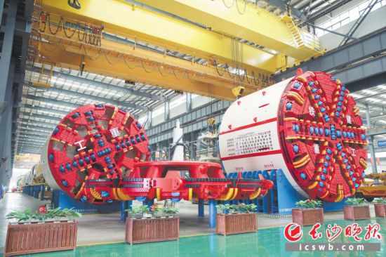 �������ع��������Ƶ�һ̨TBM��230�׳��Ļ�����5������������г�����������������  ��ɳ����ͨѶԱ ������ ��